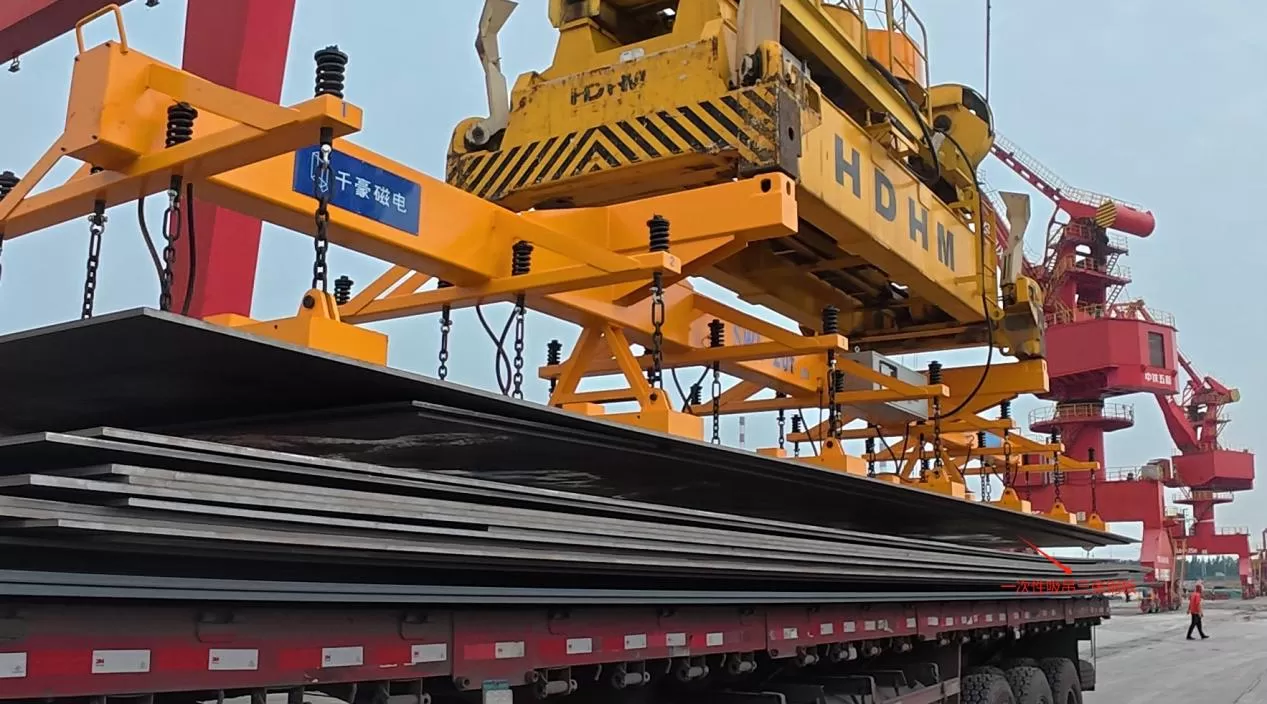 Desbloquee el dominio de la múltiplo en la industria: los levantadores electro-permanentes de Qhmag para el manejo de placas de acero, tuberías y bobinas